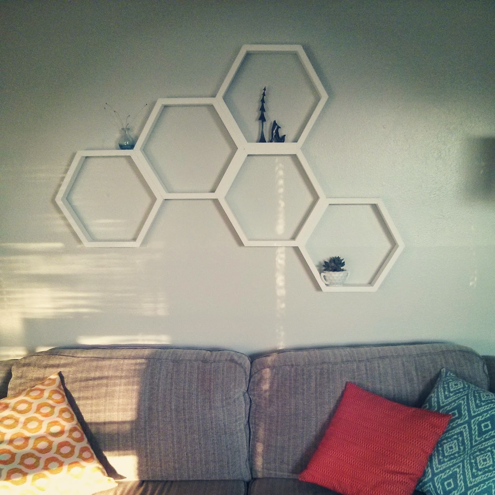 THE SROMEKS DIY hexagon shelves