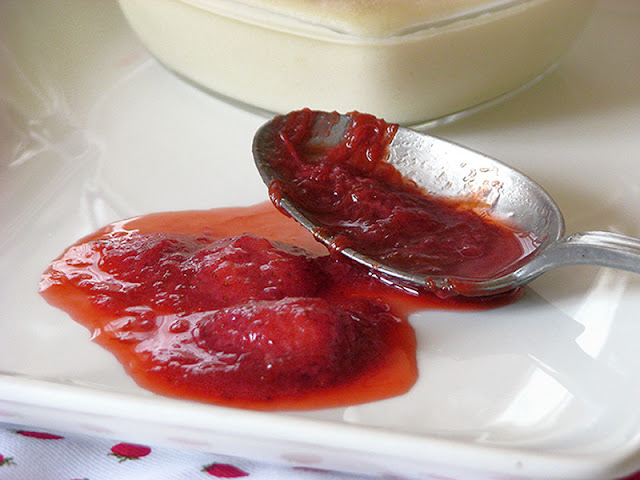Compte de fraises et rhubarbe au thym. Compote de fraises et rhubarbe au thym bio et fait maison