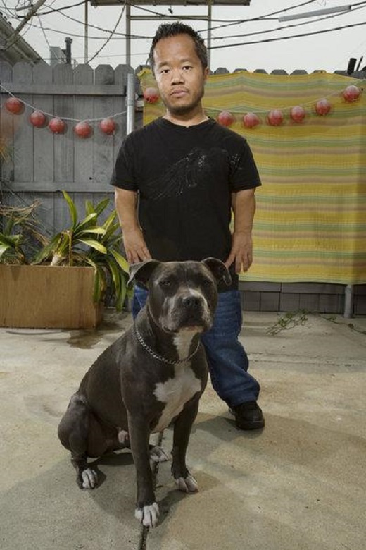 Foto do anão Ronald com o seu cachorro grande