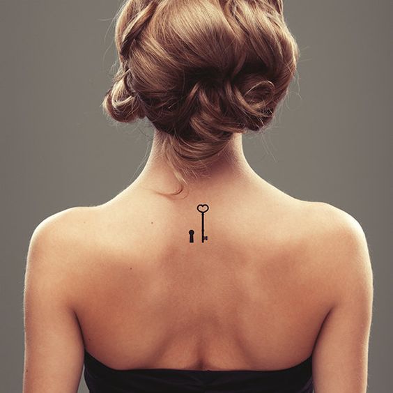 Tatuagem feminina de chave Tatuagem feminina de chave