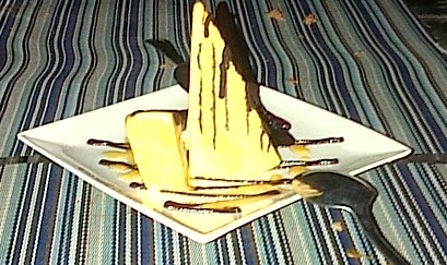 Helado de maracuyá con láminas de chocolate Helado de maracuyá con láminas de chocolate
