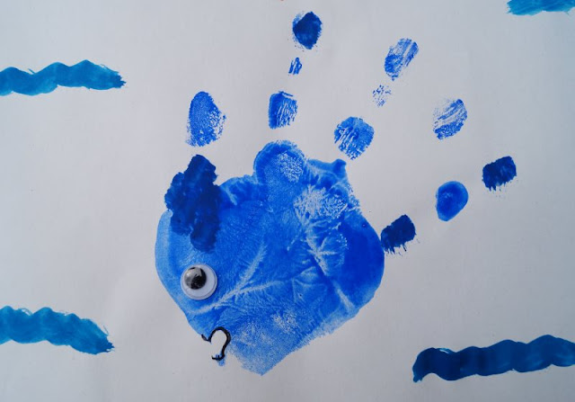DIY: Mit Wasserfarben Fische aus Handabdrücken zaubern. Handabdrücke machen großen und kleinen Kindern Spaß und sind wunderbare Geschenke oder eignen sich als persönliches Dankeschön! Auf Küstenkidsunterwegs zeige ich Euch, wie Ihr mit Hilfe von Wasserfarben ganz einfach den Handabdruck Eures Kindes nehmt und daraus schnell einen niedlichen Fisch oder ein anderes Meerestier zaubert. Eine ganz einfache DIY-Anleitung mit maritimem Charme! DIY: Mit Wasserfarben Fische aus Handabdrücken zaubern. Handabdrücke machen großen und kleinen Kindern Spaß und sind wunderbare Geschenke oder eignen sich als persönliches Dankeschön! Auf Küstenkidsunterwegs zeige ich Euch, wie Ihr mit Hilfe von Wasserfarben ganz einfach den Handabdruck Eures Kindes nehmt und daraus schnell einen niedlichen Fisch oder ein anderes Meerestier zaubert. Eine ganz einfache DIY-Anleitung mit maritimem Charme!