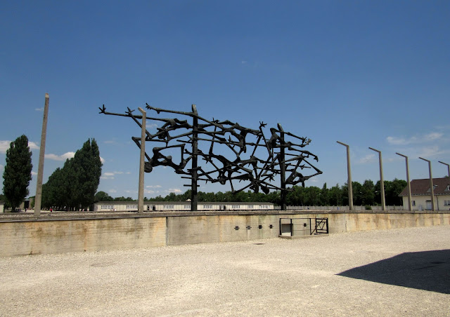 Campo de Concentração Dachau: monumento do iugoslavo Glid, sobrevivente do campo de concentração. Campo de Concentração Dachau: monumento do iugoslavo Glid,