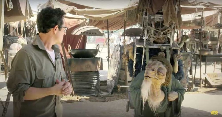 Imagen de JJ Abrams con animatrónico Star Wars VIII