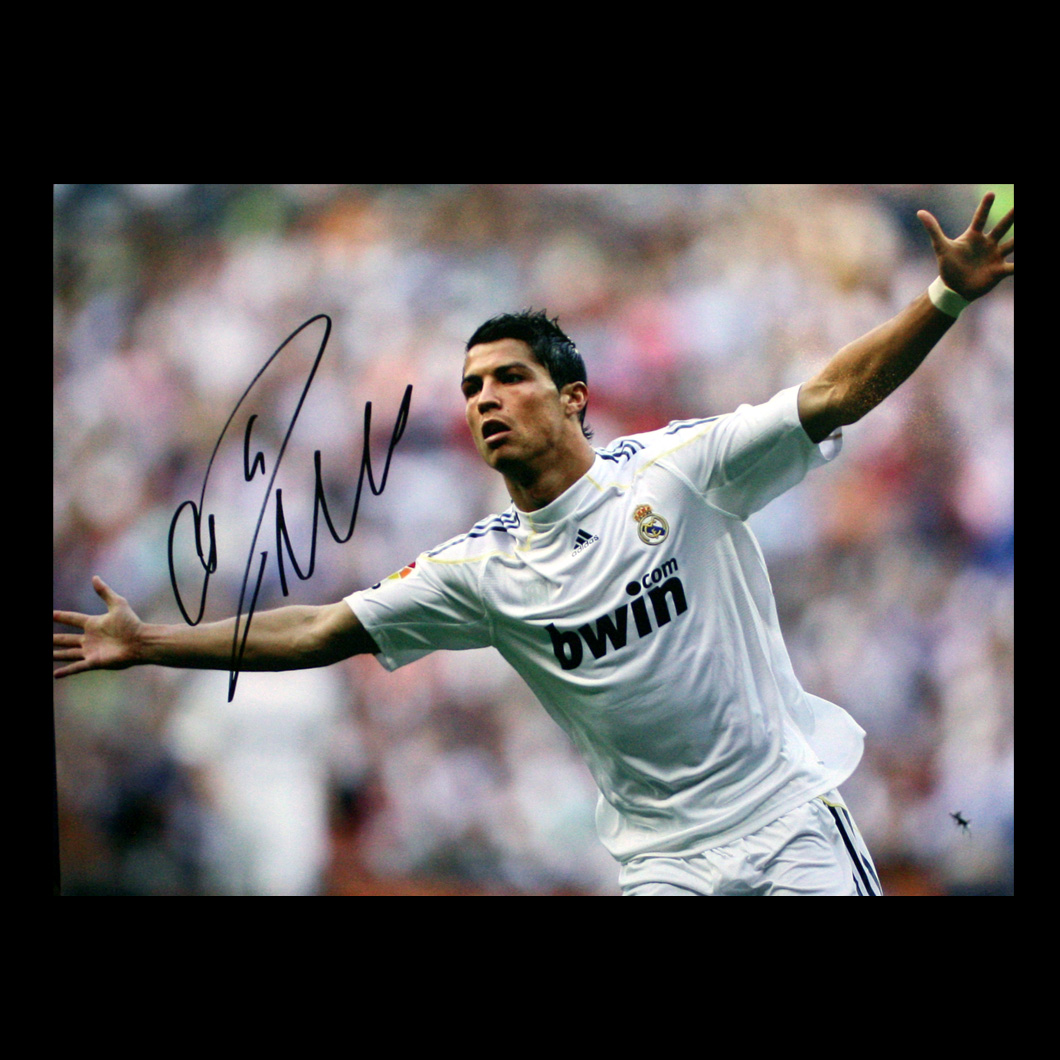 http://4.bp.blogspot.com/-c9azQ8Fp5Vc/TbtcZpeX9zI/AAAAAAAAAAk/hDnMM81kaOo/s1600/Cristiano_Ronaldo_Signed_Real_Madrid_Photo_Goal_Celebration_big.jpg