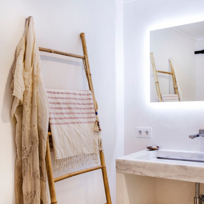 Blanco y madera en Mallorca