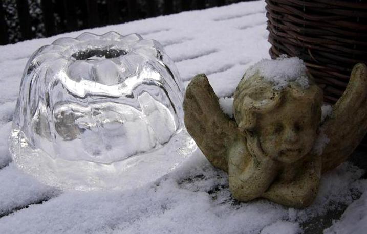 Eiskuchen und Eislaternen als Gartendeko Selbermachen frostige Gartendekoration