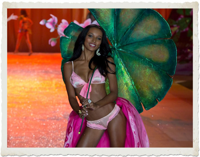 Jasmine Tookes nel tema Angel in bloom al Victoria's Secret Fashion Show 2012