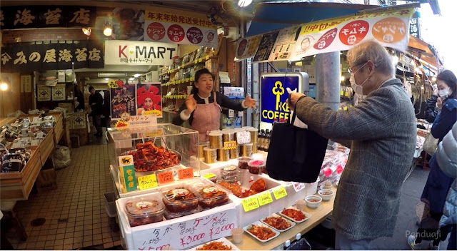 Salah satu penjual di Tsukiji Fish Market Salah satu penjual di Tsukiji Fish Market