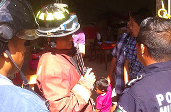 Heroico rescate: bomberos salvan del fuego a dos niños, su madre los dejó encerrados en casa