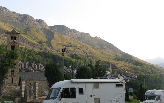 Estacionat a peu de romànic (Val d'Aran).