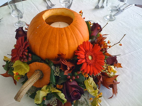 A-fall-centerpiece-with-flowers-and-a-pumpkin