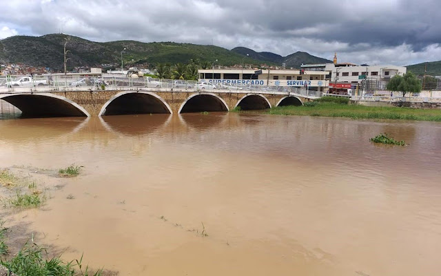 Rio Itapicuru tem grande volume de água após chuva em Jacobina; Conde entra em alerta