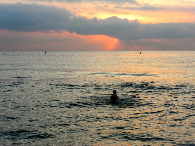 amanecer en la playa, desayuno en la playa, baño en la playa, baño al amanecer, desayuno al amanecer