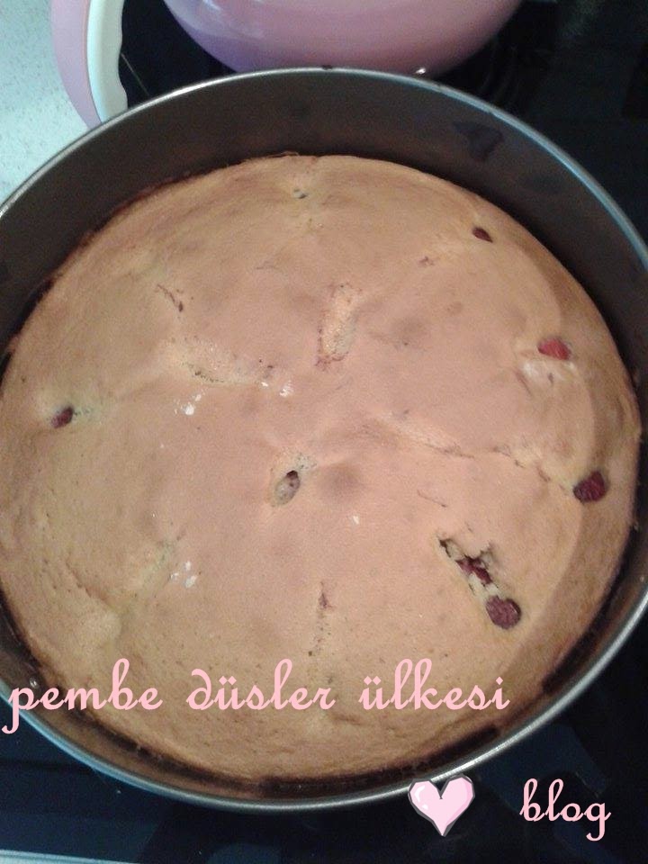 PEMBE DÜŞLER ÜLKESİ ÇİLEKLİ KEK VE SOS TARİFİ