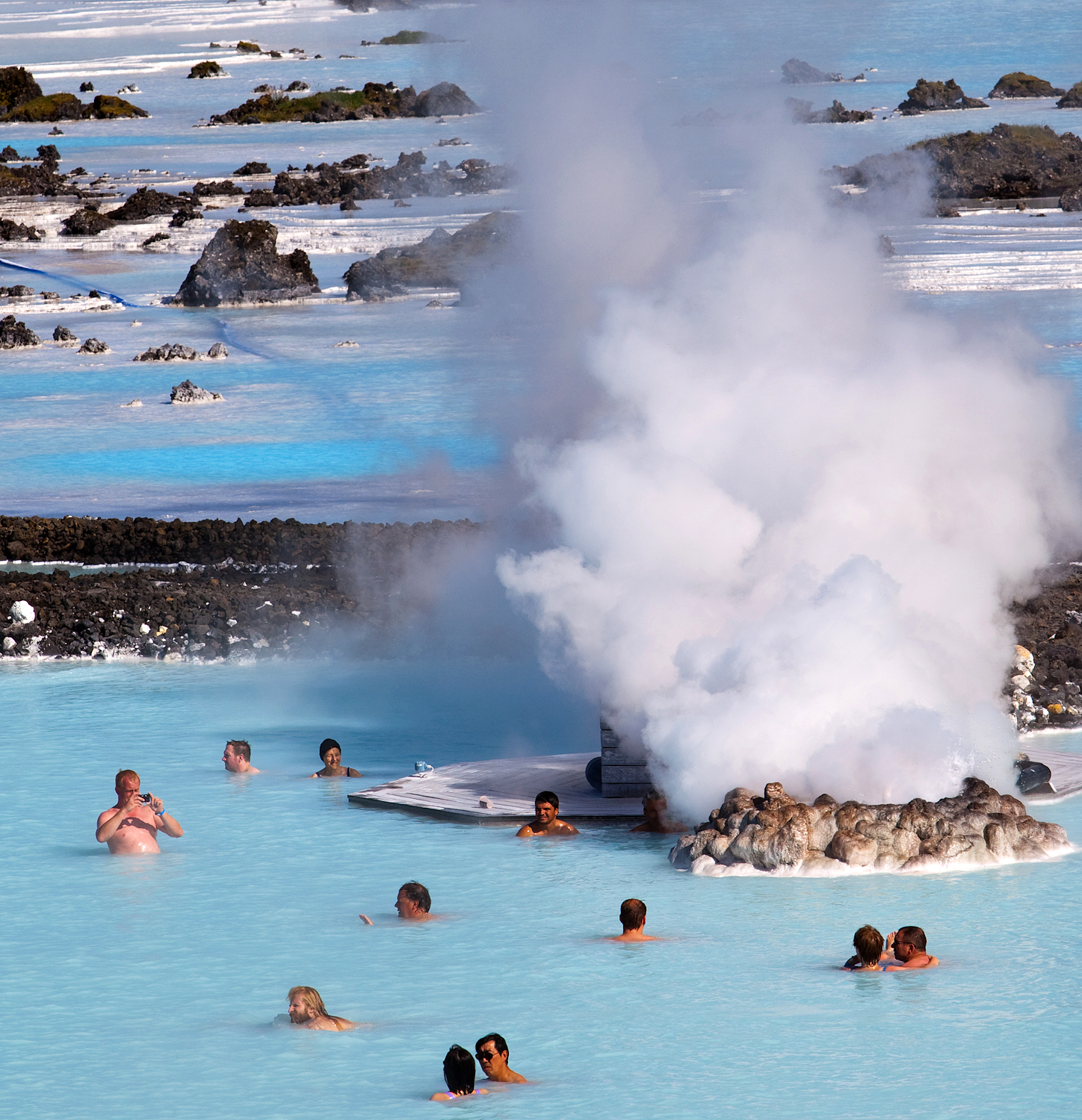 Горячий источник тепла и энергии. Исландия термальные источники голубая Лагуна. Геотермальный курорт голубая Лагуна, Исландия. Голубая Лагуна Исландия Гейзер. Голубая Лагуна (Гриндавик, Исландия).