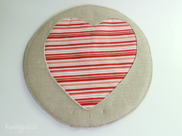 Como hacer un mug rug o posa vasos con corazones