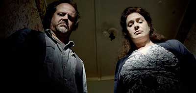 Sean Young y Larry Fessenden en Jug Face Sean Young y Larry Fessenden en Jug Face