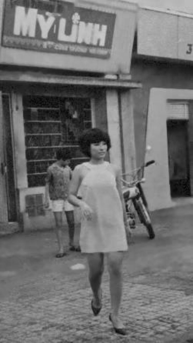 30 Amazing Black and White Photographs of Vietnamese Bar Girls During the War vintage everyday