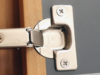 ビスを取り付ければ蝶番の取付けは完成
但し、はじめは5mmで穴を拡大しましたが
ねじの侵入がキツく舐めそうな感じでしたので
5.5mm径に変更しました。 ムラコシ スライド蝶番MWA6HN7C99スライドヒンジの取付け
