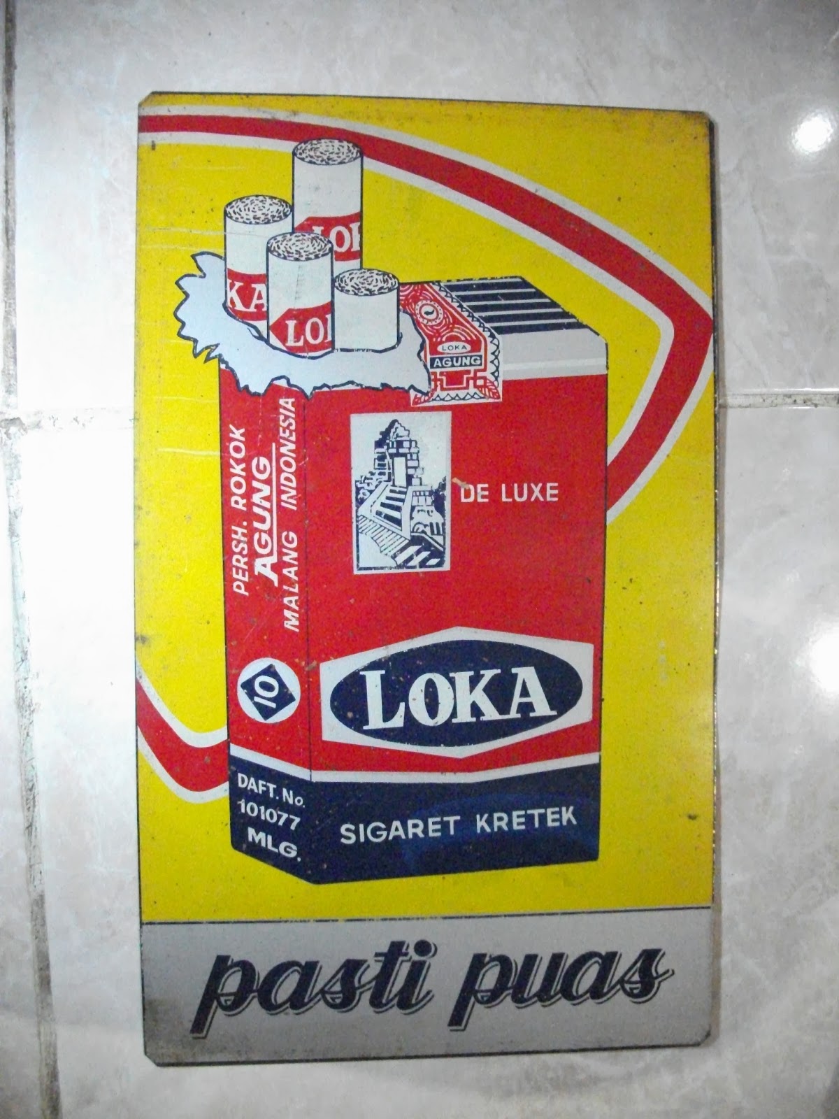 Koleksi Antik Anggoro Solo: Iklan Seng Rokok Kondisi Joss