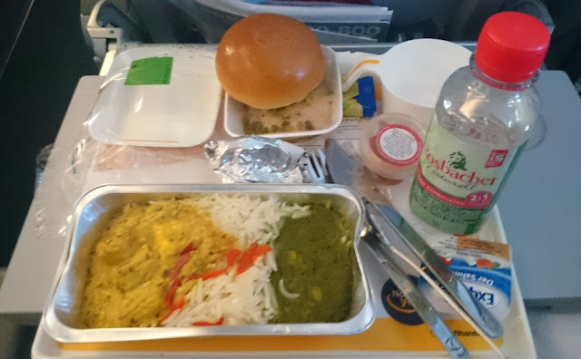 A380-800 der Lufthansa - vegetarisches Abendessen in der Economy Class A380-800 der Lufthansa - vegetarisches Abendessen in der Economy Class