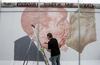 LE « BAISER FRATERNEL », 1989, DE ARTISTE PEINTRE RUSSE DMITRI VRUBEL. ICI EN 2009, LORS DE LA RESTAURATION DE SON CÉLÈBRE «BAISER FRATERNEL» ENTRE LES EX-LEADERS COMMUNISTES EST-ALLEMAND ET SOVIÉTIQUE ERICH HONECKER ET LEONID BREJNEV, À L'OCCASION DES 20 ANS DE LA CHUTE DU MUR PHOTO TOBIAS SCHWARZ / REUTERS