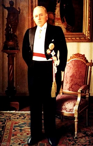 Raúl Porras Barrenechea Retrato de Raúl Porras Barrenechea de pie