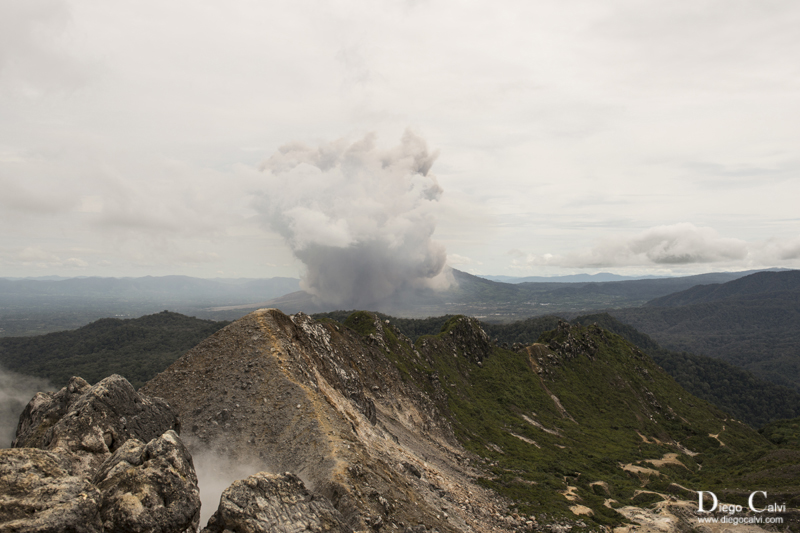 Indonesia el país de las mil islas - Vuelta al Mundo - Blogs de Indonesia - Erupción del Volcán Sinabung en Berastagi, Sumatra (1)