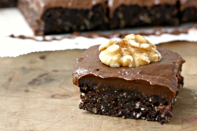 Decadent Raw Brownies Recipe: gluten-free, vegan and very easy to make. 