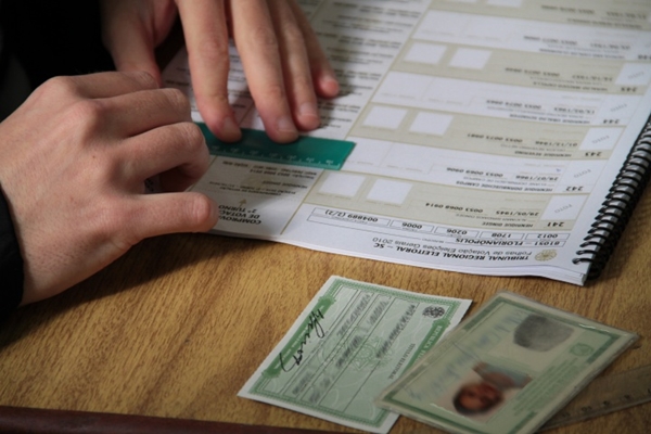 TSE DIZ QUE 2,6 MILHÕES DE TÍTULOS DE ELEITORES ESTÃO IRREGULARES De acordo com o Tribunal, quem não acertar contas com a Justiça Eleitoral pode ter o título cancelado. O TSE informa que são incluídas eleições regulares e suplementares e que cada turno é considerado uma eleição.