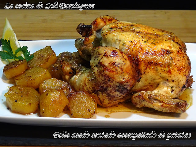 Pollo Asado Sentado Acompañado De Patatas
