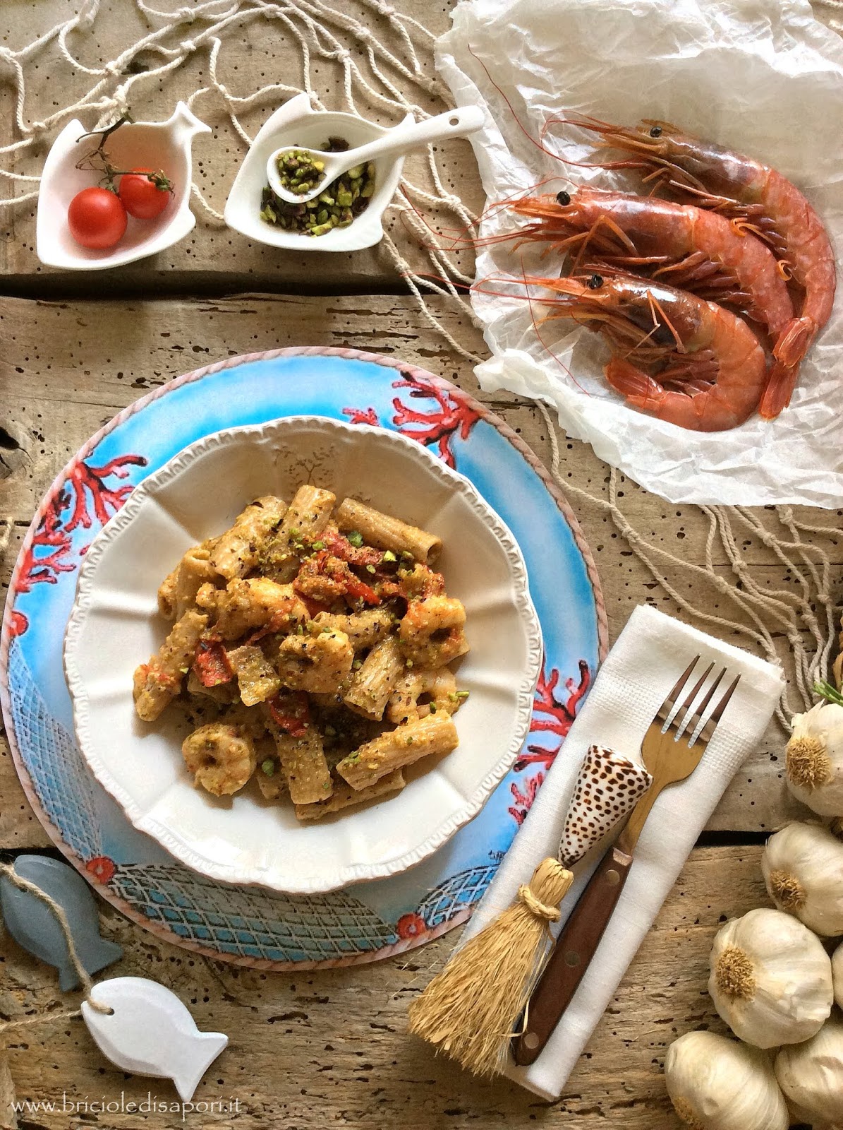 Tortiglioni al farro con gamberi, pomodorini, guanciale croccante