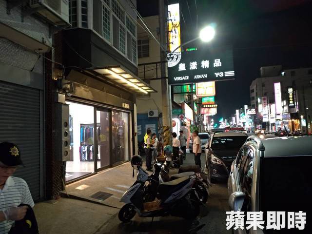 雲林虎尾新聞 – 精品店遭持槍搶奪 歹徒不到3小時落網 「佯稱要購物，購買這些精品，然後購買完畢就持槍，說要以槍枝付款。」