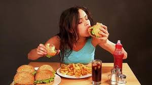 Hindari makan junk food saat menstruasi Hindari makan junk food saat menstruasi