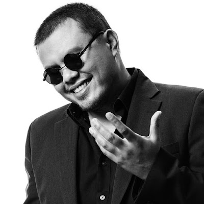 Biografi Joko Anwar Biografi Joko Anwar Biodata Nama Lengkap: Joko Anwar Nama Panggilan: Joko Tanggal Lahir: 3 Januari 1976 Asal: Medan, Sumatera Utara, Indonesia Pekerjaan: produser, sutradara, penulis skenario Tahun aktif: 2003 - sekarang Situs web: http://www.jokoanwar.com Akun Twitter: jokoanwar Zodiac: Capricorn Biografi Joko Anwar (lahir di Medan pada 3 Januari 1976) adalah seorang sutradara film asal Indonesia.Awalnya ia dikenal sebagai kritikus film dan penulis lepas untuk harian The Jakarta Post. Saat mewawancarai Nia Dinata untuk korannya, produser dan sutradara perempuan ini sangat terkesan dan mengajaknya untuk bekerja sama sebagai penulis skenario film Arisan! (2003) yang akhirnya sukses secara komersil dan mendapat pujian dari banyak kritikus. Arisan! terpilih sebagai film terbaik di Festival Film Indonesia 2004 dan Best Movie di MTV Indonesia Movie Awards. Skenarionya juga memenangkan Skenario Terbaik dari Forum Film Bandung 2004. Nia lalu memberinya kesempatan untuk menulis dan menyutradarai mock-reality-show Ajang Ajeng (2004) untuk MTV yang merupakan sindiran terhadap reality show yang sedang menjamur.Setelah itu, Joko Anwar menyutradarai film komedi Janji Joni (2005) yang skenarionya dia tulis saat masih kuliah di Bandung. Debut penyutradaraan Joko Anwar ini merupakan film terlaris di tahun 2005 dan terpilih sebagai Film Terbaik di MTV Indonesia Movie Awards 2005. Joko