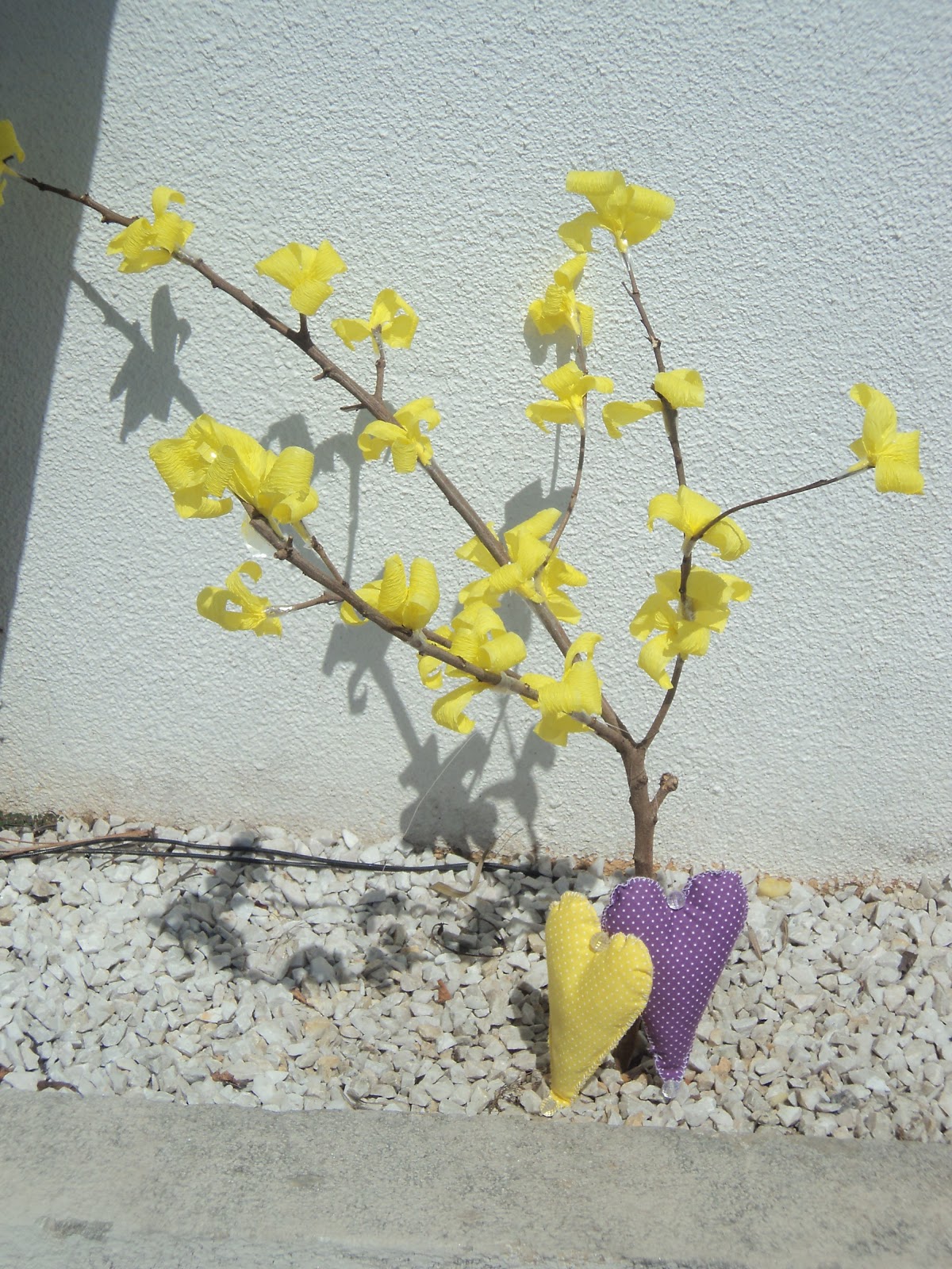 Pipoca e Fuxico: Como fazer flores de Ipê com galho seco e papel crepom