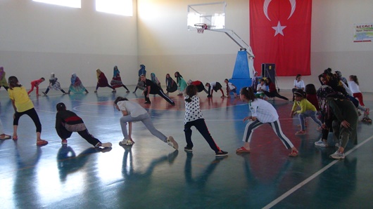 Çınar'da çocuklar camiden sonra spora gidiyor