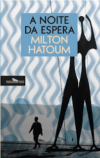 Paris, 1978: Martim prepara-se para, escrevendo um diário, recuperar a memória dos tempos que viveu em Brasília. Submerso em cadernos, fotografias, folhas soltas, guardanapos rabiscados, cartas e diários de amigos, vai revivendo e recompondo os anos da sua formação, anos plúmbeos de feroz ditadura, anos auspiciosos de novidade. Nos anos 1960, muito jovem, Martim vê os pais separarem-se, sem que chegue a conhecer o verdadeiro motivo para a cisão. Muda-se então de São Paulo para Brasília com o pai. Na cidade recém-inaugurada, trava amizade com um grupo de adolescentes de contextos sociais e familiares diversos. Une-os um projecto cultural e a luta contra o cerco do regime. Com eles, graças a eles, vai descobrindo o amor, o sexo, a amizade, a poesia, a literatura, a política e o medo. Pairando sobre o fulgor da descoberta há duas nuvens negras ensombrecendo a vida de Martim: a da repressão política dos anos mais duros da ditadura; e a dor da separação da mãe. O vazio aberto pelas cartas que a mãe não lhe escreve, pelos gestos de amor que não lhe estende, pelo reencontro ansiado e adiado, não pode ser preenchido pelo pai, com quem vive uma relação problemática, fria, entrecortada. O fardo desta ausência – noite longa de vigília – acompanhará Martim mesmo quando ele procurar o consolo do exílio em Paris.