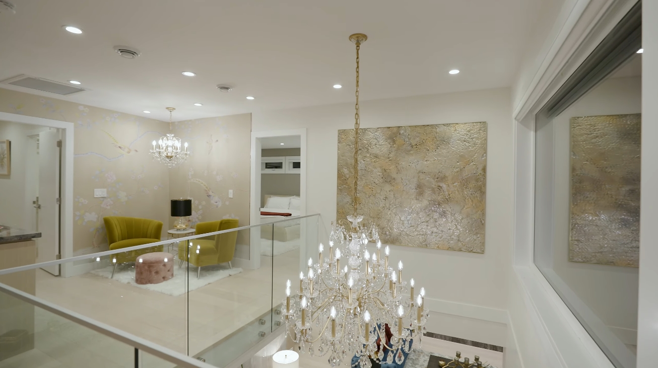 39 Photos vs. Edgemont Blvd, North Vancouver Luxury Home Interior Design Tour
