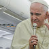 Porella Cuccarini canta le contraddizioni di Papa Francesco