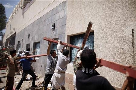 2012-09-14T061657Z_1_CBRE88C0WBC00_RTROPTP_2_FILM-PROTESTS-YEMEN-EMBASSY.jpg