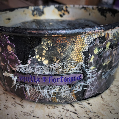 Sara Emily Barker sarascloset https://sarascloset1.blogspot.com/2018/10/a-tiny-witching-cauldron.html Altered Cauldron with Tim Holtz Sizzix Alterations, Distress and Ideaology 3
