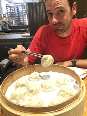 Cenando los famosos syou ron pou, en Taipei