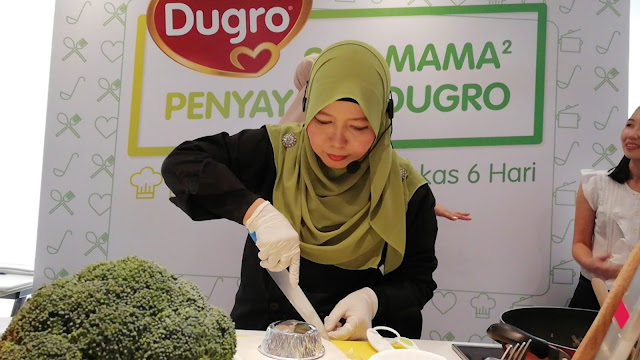 Khasiat dan Kebaikan Dumex Dugro Dalam Makanan Bernutrisi Anak - Assalamualaikum dan Selamat Sejahtera semua. Kalau korang ada baca entri blog mummy sebelum ini di SINI. Mesti korang dah tahu aktiviti mummy semasa program Dumex Dugro Sesi Mama2 Penyayang Dugro. Mesti korang ingat ni program masak-masak je kan? Hehehe, rata-rata dari komen tu semua komen berkenaan masak-masak. Ya betul sebenarnya tu, program Dumex Dugro Sesi Mama2 Penyayang Dugro ni.. mummy belajar masak masakan bernutrisi dengan Chef Seleberiti Chef Lin, pakar pemakanan dari pihak Dumex Dugro, Ibu selebriti Yana Shamsuddin, Diana Amir dan para peserta. Kebaikan Dumex Dugro Dalam Makanan Bernutrisi Anak Mummy ni, kadang-kadang masak ikut resipi suka hati. Dan, tak pernah tahu pulak bahawa ada lebih Khasiat dan Kebaikan Dumex Dugro Dalam Makanan Bernutrisi Anak. Sebelum ini, mummy ingatkan Dumex Dugro adalah untuk minuman anak. Tapi, anak-anak mummy - Dhia dan Dzal. Semenjak dah besar, tak suka minum susu pulak. Kecik-kecik dulu tak macam tu. Sebagai mak, tak kanlah tak risau ! Tapi selepas ikuti Dumex Dugro Sesi Mama2 Penyayang Dugro baru lah mummy tahu bahawa Dumex Dugro boleh di jadikan sebagai bahan masakan. Jom kita tengok resipi yang penuh Khasiat dan Kebaikan Dumex Dugro Dalam Makanan Bernutrisi Anak Bukan masak susu tau ! Tu keje senang sangat, tu ! Khasiat dan Kebaikan Dumex Dugro Dalam Makanan Bernutrisi Anak - Assalamualaikum dan Selamat Sejahtera semua. Kalau korang ada baca entri blog mummy sebelum ini di SINI. Mesti korang dah tahu aktiviti mummy semasa program Dumex Dugro Sesi Mama2 Penyayang Dugro. Mesti korang ingat ni program masak-masak je kan? Hehehe, rata-rata dari komen tu semua komen berkenaan masak-masak. Ya betul sebenarnya tu, program Dumex Dugro Sesi Mama2 Penyayang Dugro ni.. mummy belajar masak masakan bernutrisi dengan Chef Seleberiti Chef Lin, pakar pemakanan dari pihak Dumex Dugro, Ibu selebriti Yana Shamsuddin, Diana Amir dan para peserta. Kebaikan Dumex Dugro Dalam Makanan Bernutrisi Anak Mummy ni, kadang-kadang masak ikut resipi suka hati. Dan, tak pernah tahu pulak bahawa ada lebih Khasiat dan Kebaikan Dumex Dugro Dalam Makanan Bernutrisi Anak. Sebelum ini, mummy ingatkan Dumex Dugro adalah untuk minuman anak. Tapi, anak-anak mummy - Dhia dan Dzal. Semenjak dah besar, tak suka minum susu pulak. Kecik-kecik dulu tak macam tu. Sebagai mak, tak kanlah tak risau ! Tapi selepas ikuti Dumex Dugro Sesi Mama2 Penyayang Dugro baru lah mummy tahu bahawa Dumex Dugro boleh di jadikan sebagai bahan masakan. Jom kita tengok resipi yang penuh Khasiat dan Kebaikan Dumex Dugro Dalam Makanan Bernutrisi Anak Bukan masak susu tau ! Tu keje senang sangat, tu !