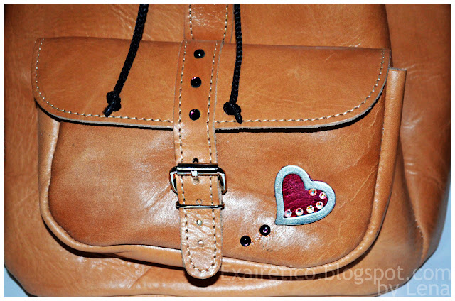 Χειροποίητη δερμάτινη τσάντα πλάτης με δερμάτινες-μεταλλικές καρδιές, Strass και Swarovski