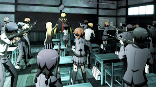 Uczniowie klasy 3-E celujący z broni w nauczyciela w anime Ansatsu Kyoushitsu