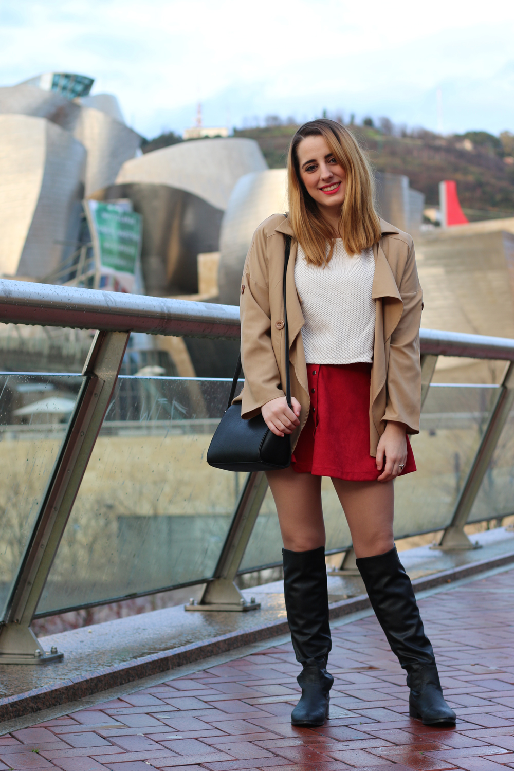 Outfit de falda setentera con botas altas Me Myself My Wardrobe