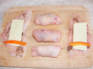 Preparare rulouri din piept de pui retete cu pui, preparate din pui, retete cu piept de pui ardei si cascaval, preparate din piept de pui ardei si cascaval,