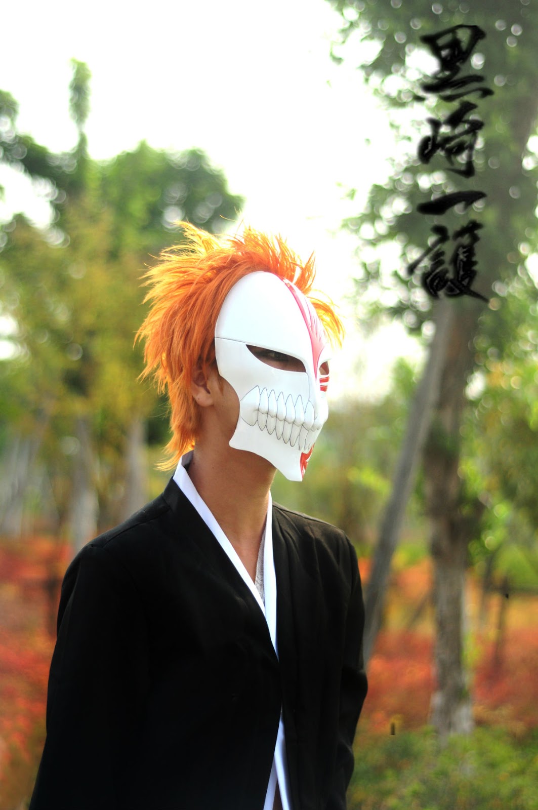 Cool Bleach Ichigo Cosplay with Hollow Mask.